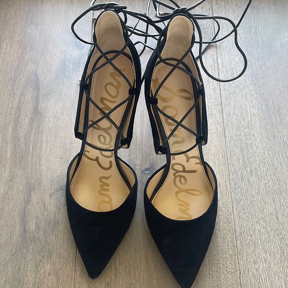 Black pumps